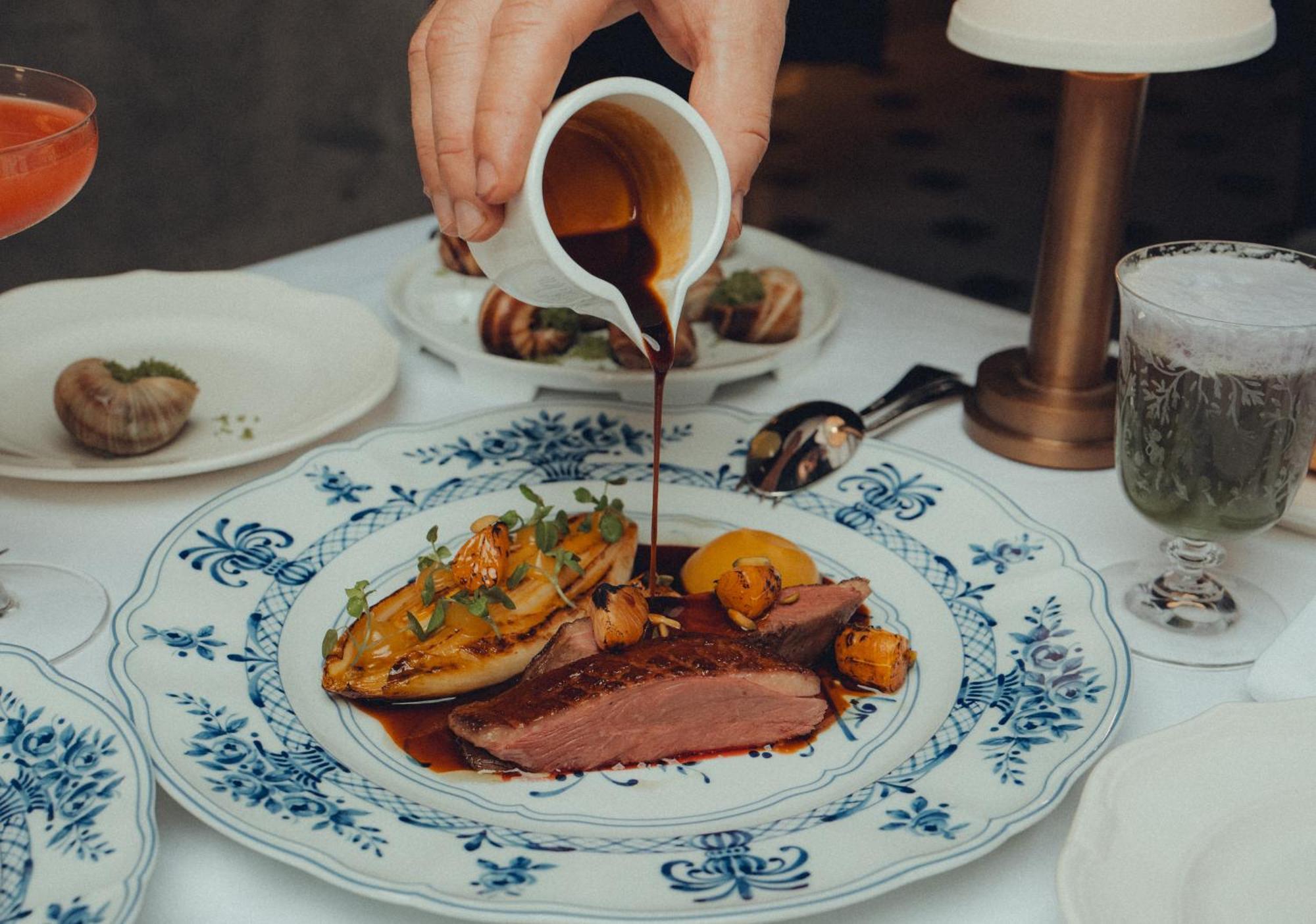 Five Luxe Hotel ดูไบ ภายนอก รูปภาพ A duck dish at the restaurant