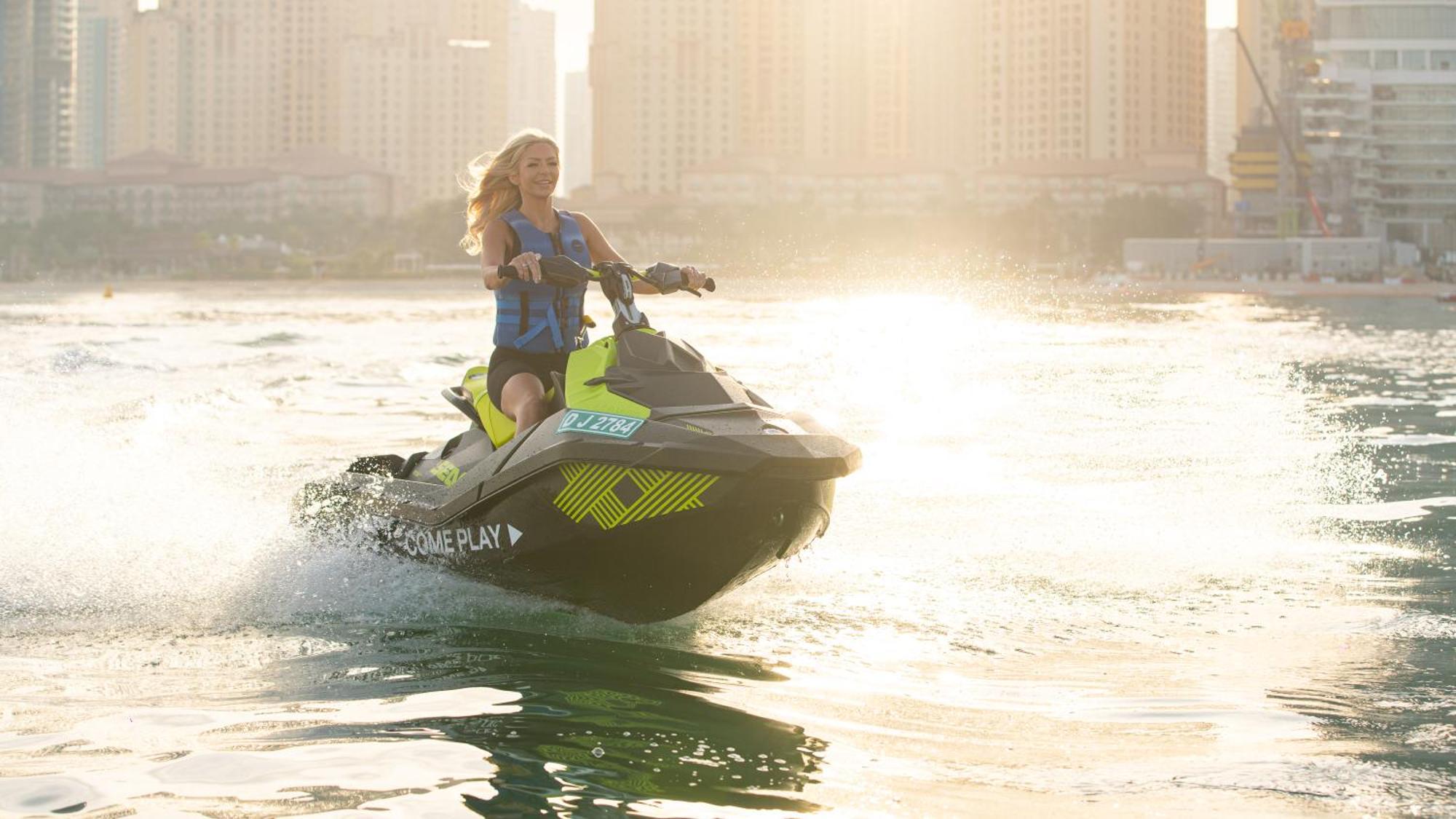 Five Luxe Hotel ดูไบ ภายนอก รูปภาพ A woman riding a personal watercraft