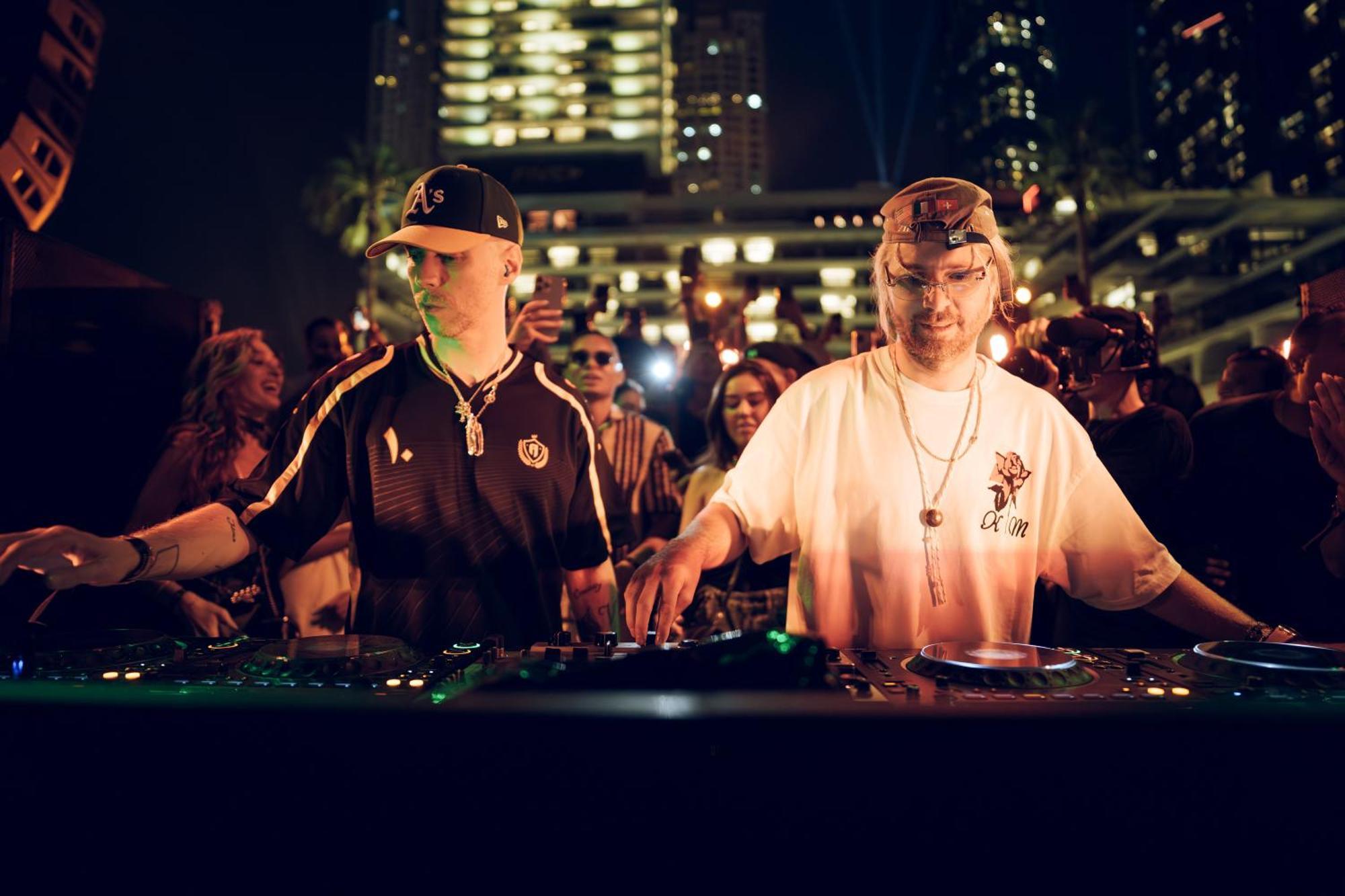 Five Luxe Hotel ดูไบ ภายนอก รูปภาพ The Hacker Twins performing in 2016