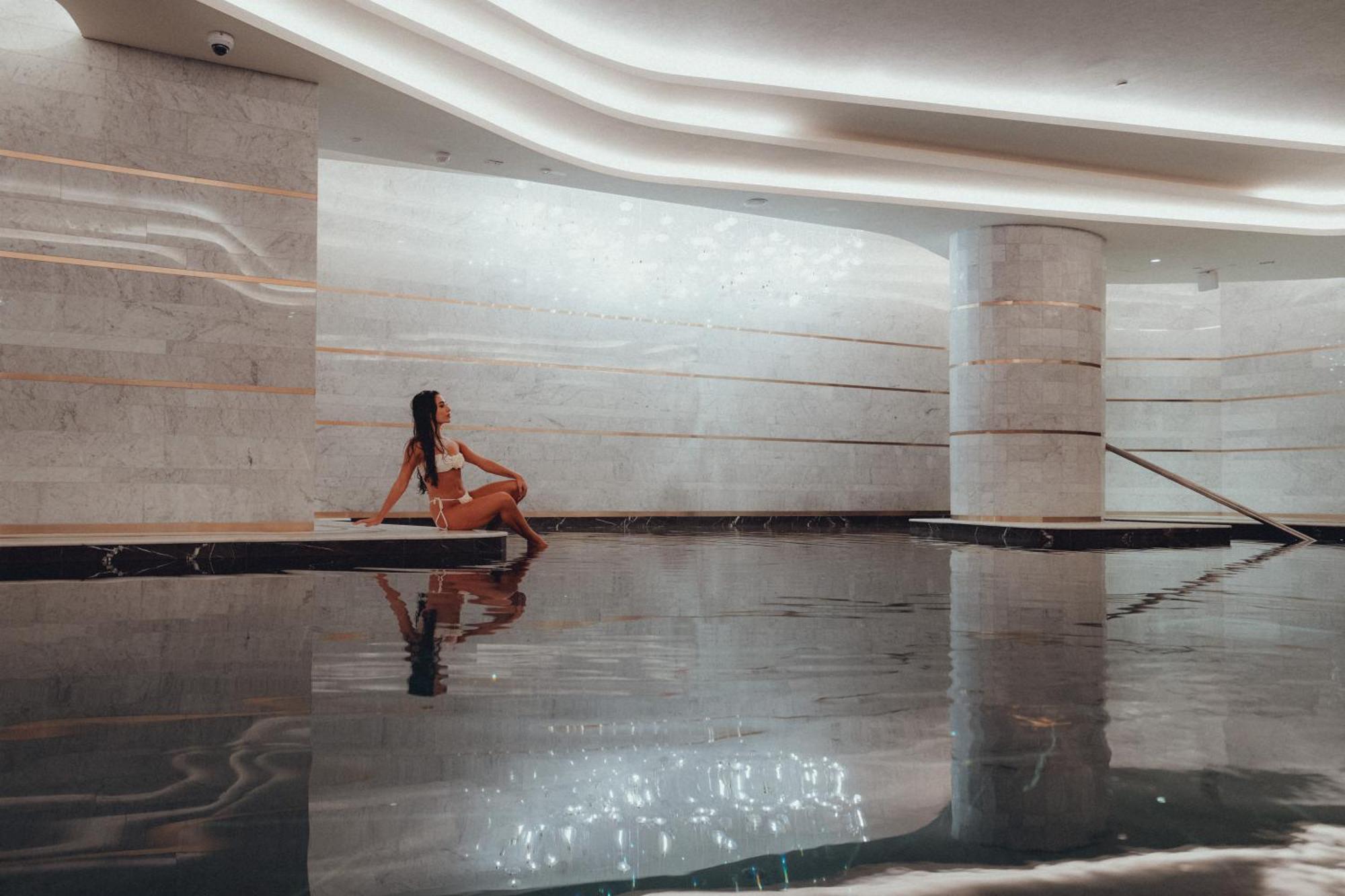 Five Luxe Hotel ดูไบ ภายนอก รูปภาพ The pool at the spa