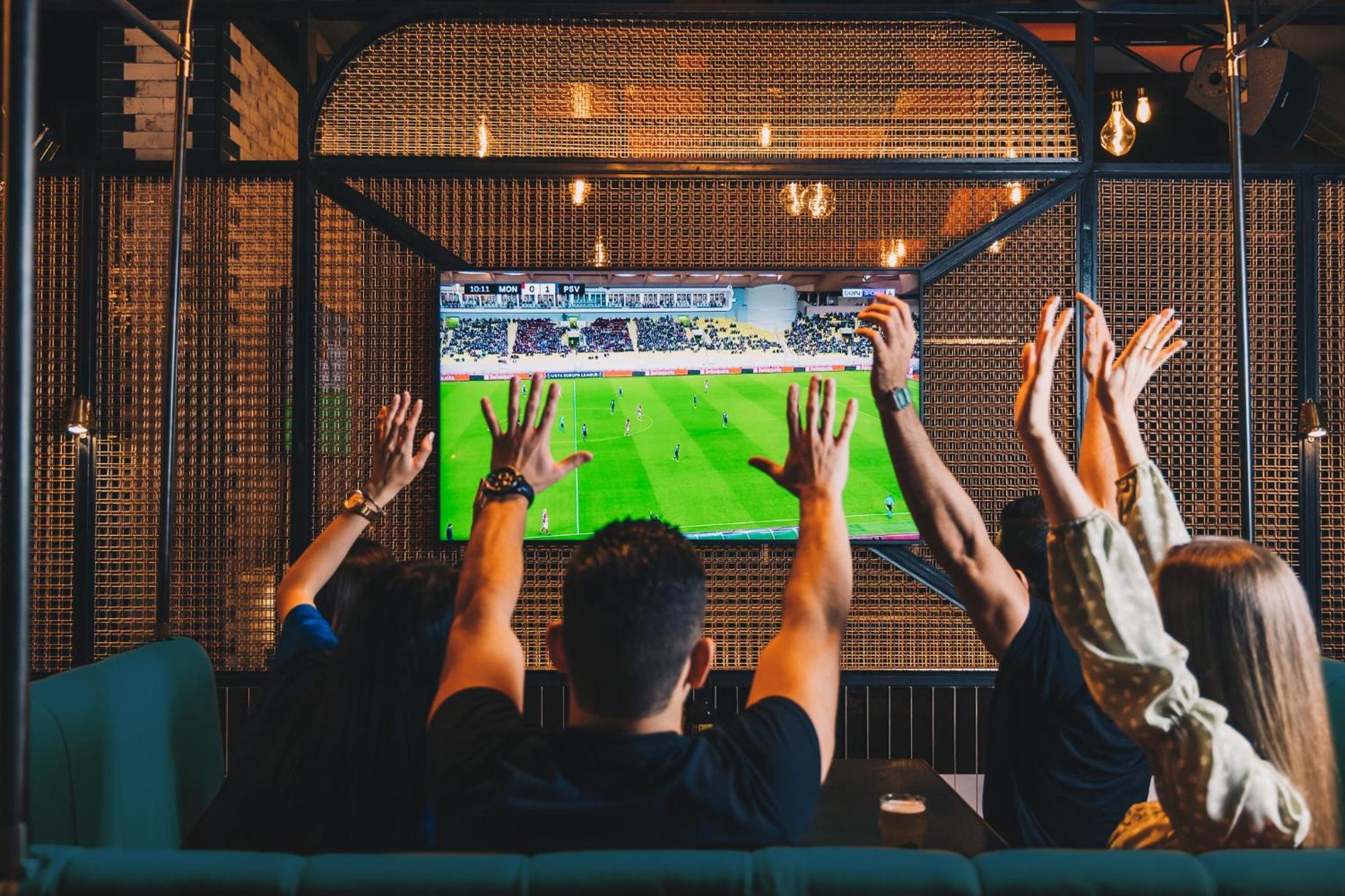 Five Luxe Hotel ดูไบ ภายนอก รูปภาพ Watching a game on television
