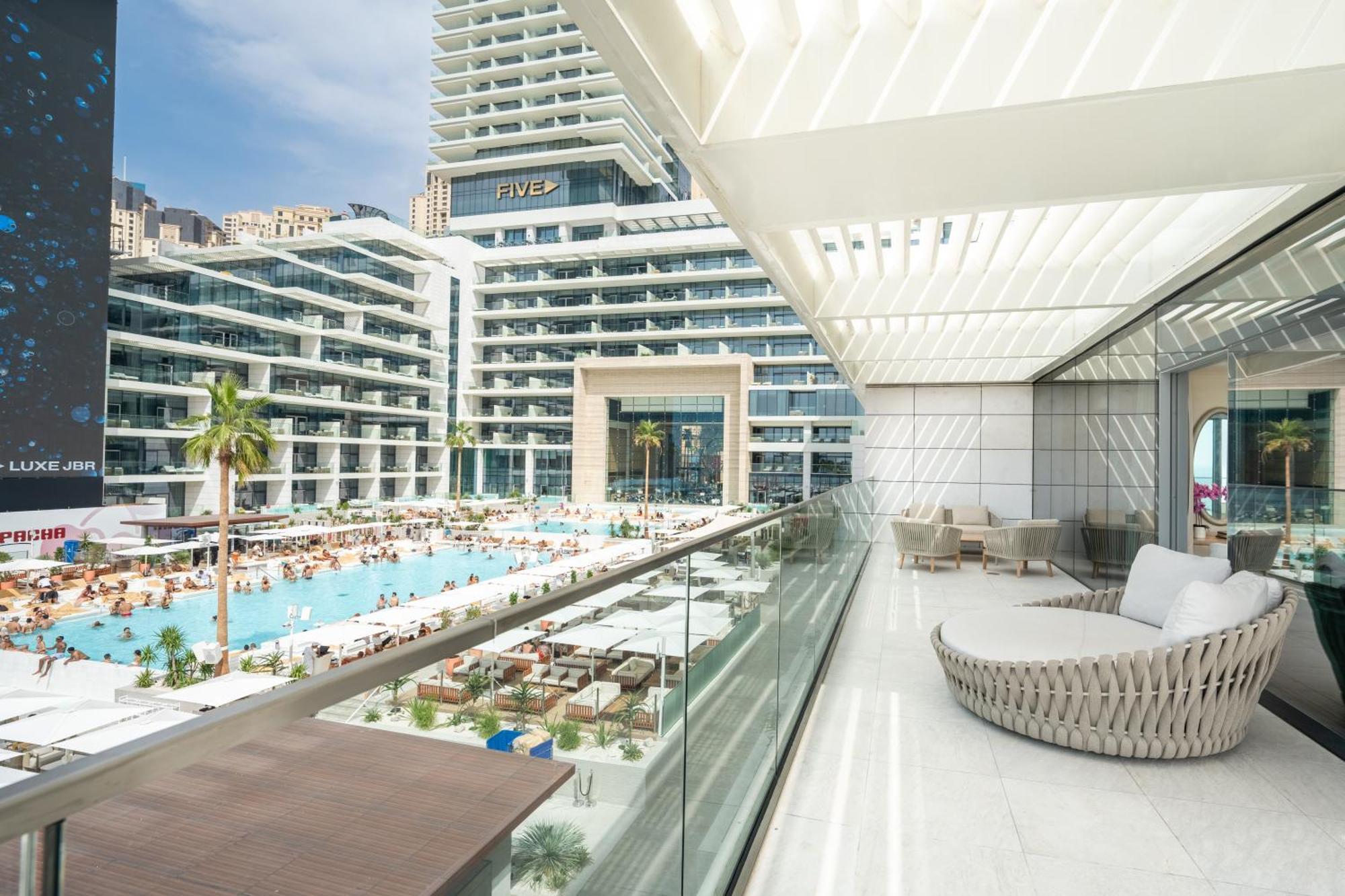 Five Luxe Hotel ดูไบ ภายนอก รูปภาพ The pool at the Hilton Athens