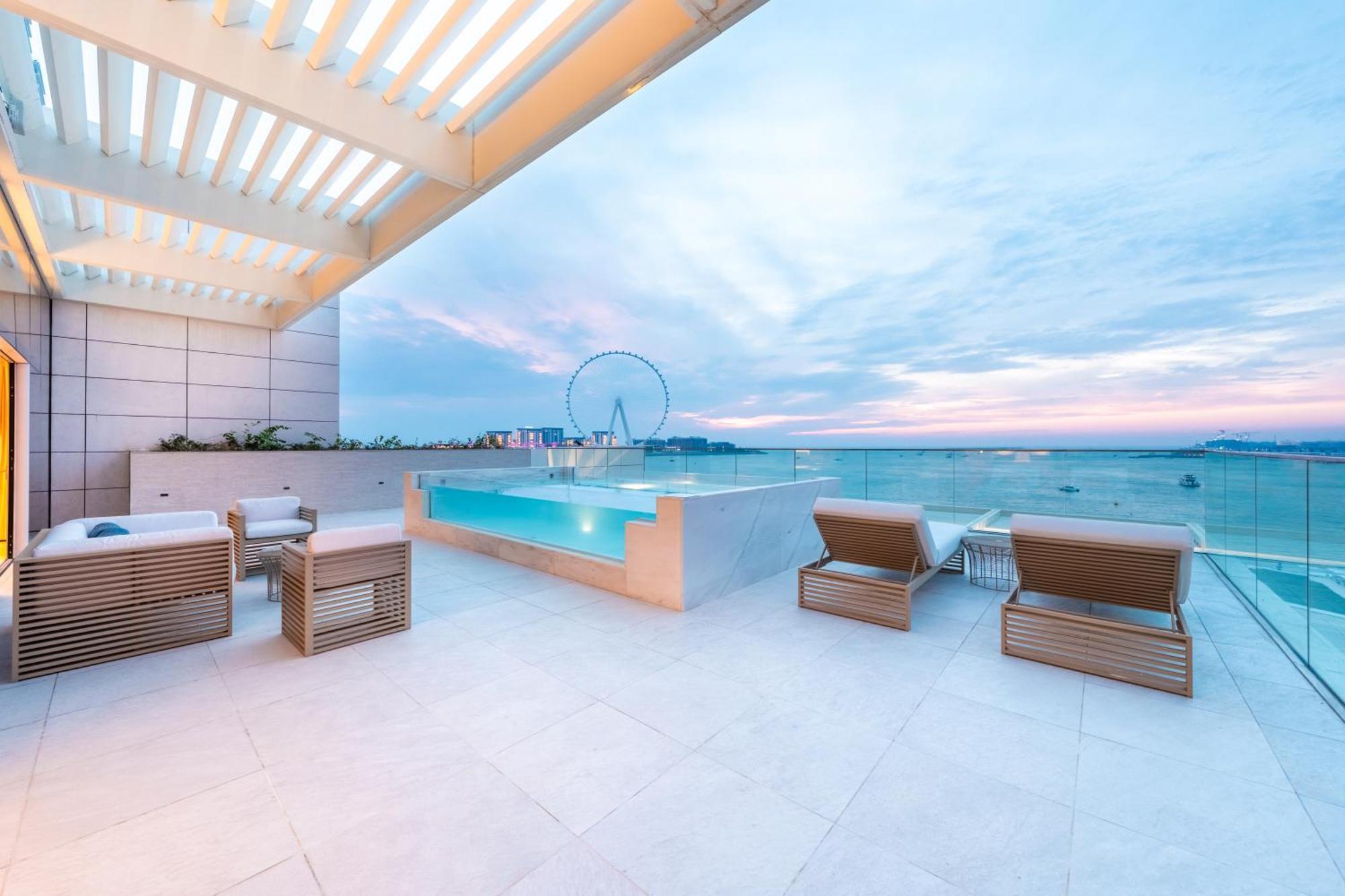 Five Luxe Hotel ดูไบ ภายนอก รูปภาพ The rooftop pool at the hotel