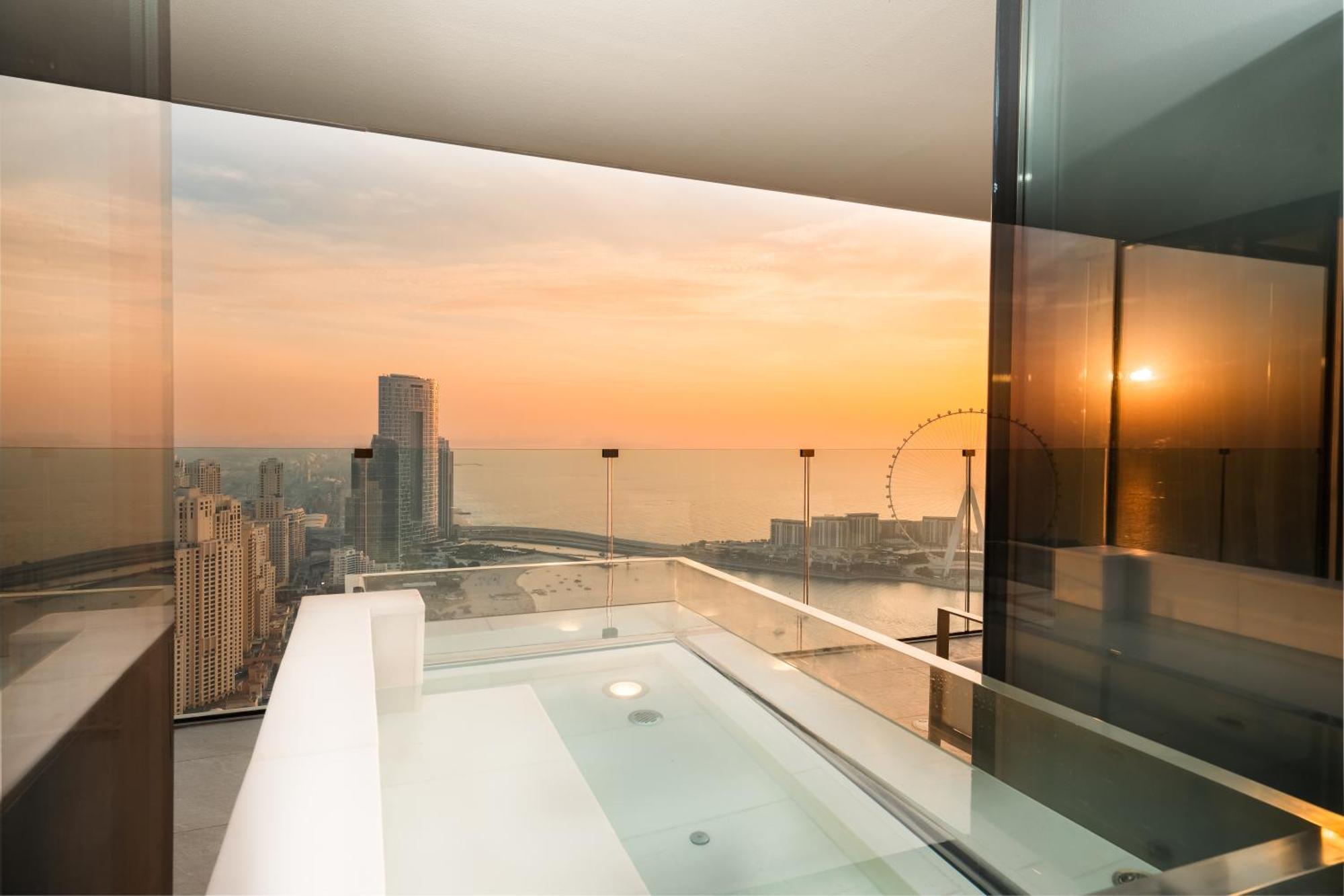 Five Luxe Hotel ดูไบ ภายนอก รูปภาพ The view from the bathroom of a suite at the Marina Bay Sands