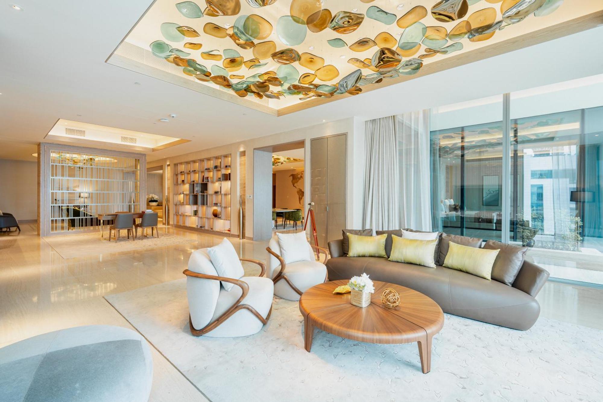 Five Luxe Hotel ดูไบ ภายนอก รูปภาพ The living room of a three-bedroom penthouse