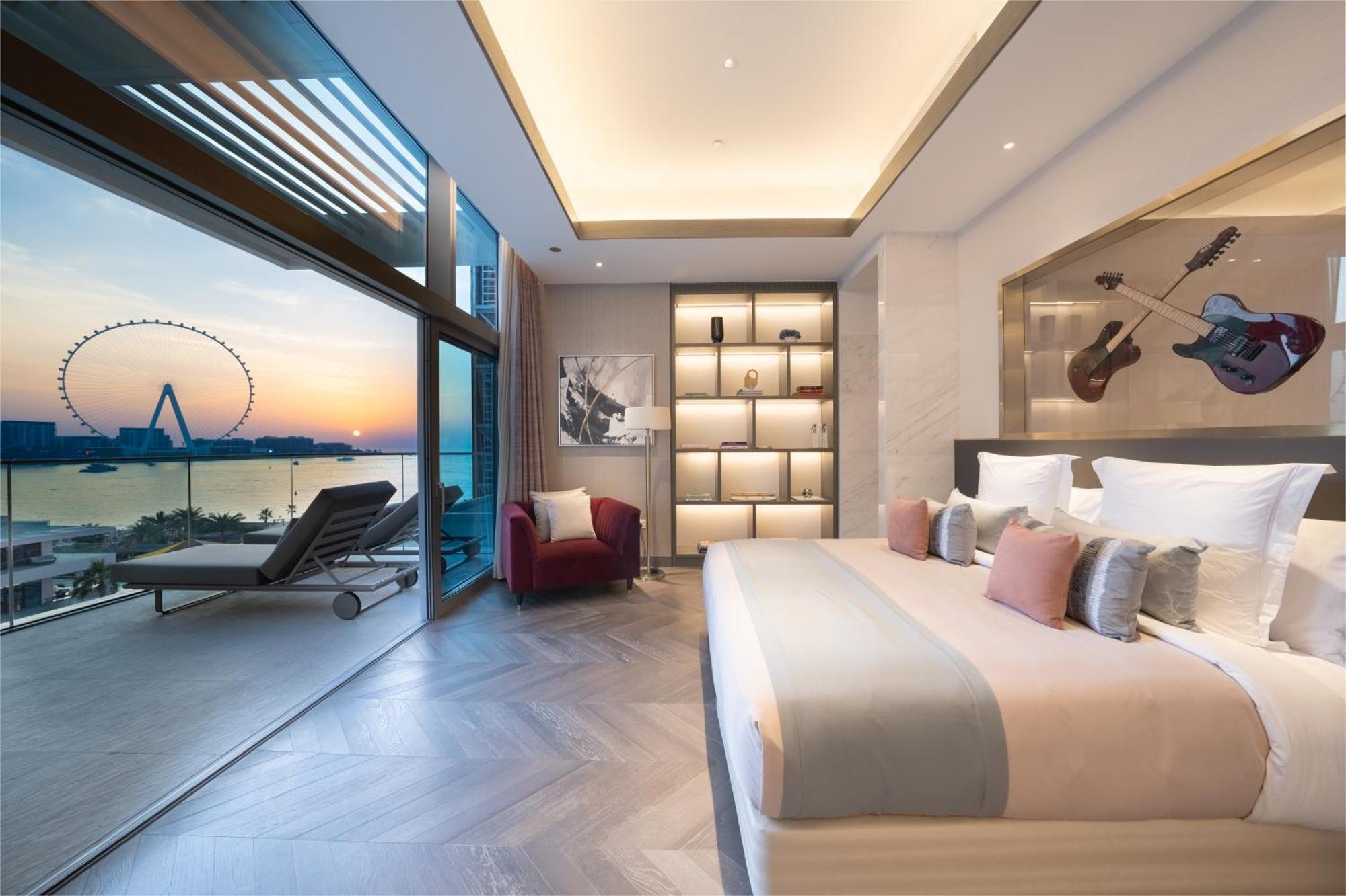 Five Luxe Hotel ดูไบ ภายนอก รูปภาพ The bedroom of a Sky Suite