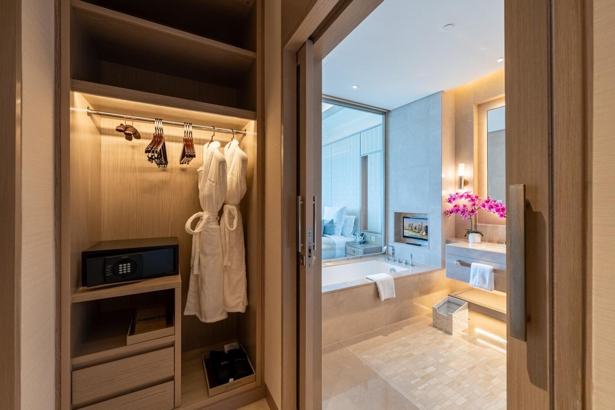 Five Luxe Hotel ดูไบ ภายนอก รูปภาพ Bathroom