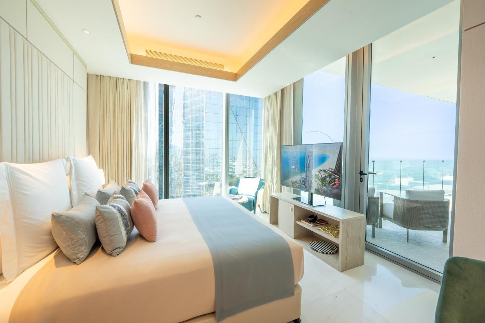 Five Luxe Hotel ดูไบ ภายนอก รูปภาพ A bedroom at the Ritz-Carlton, Maldives