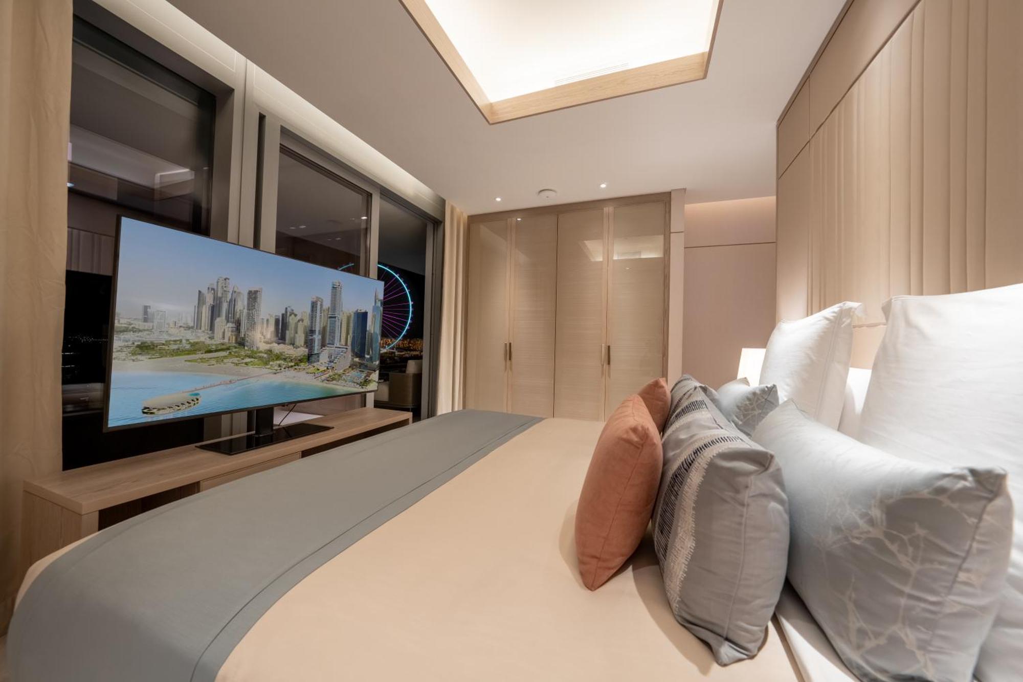 Five Luxe Hotel ดูไบ ภายนอก รูปภาพ A bedroom in the Ritz-Carlton, DIFC