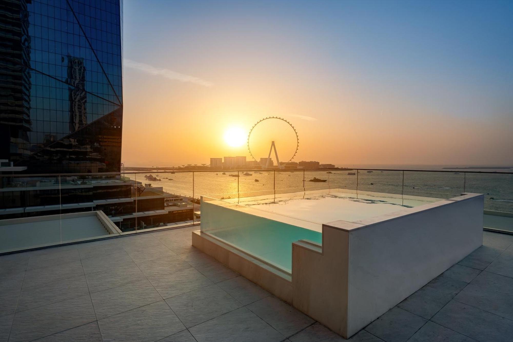 Five Luxe Hotel ดูไบ ภายนอก รูปภาพ View of the Dubai Eye from the Address Sky Pool