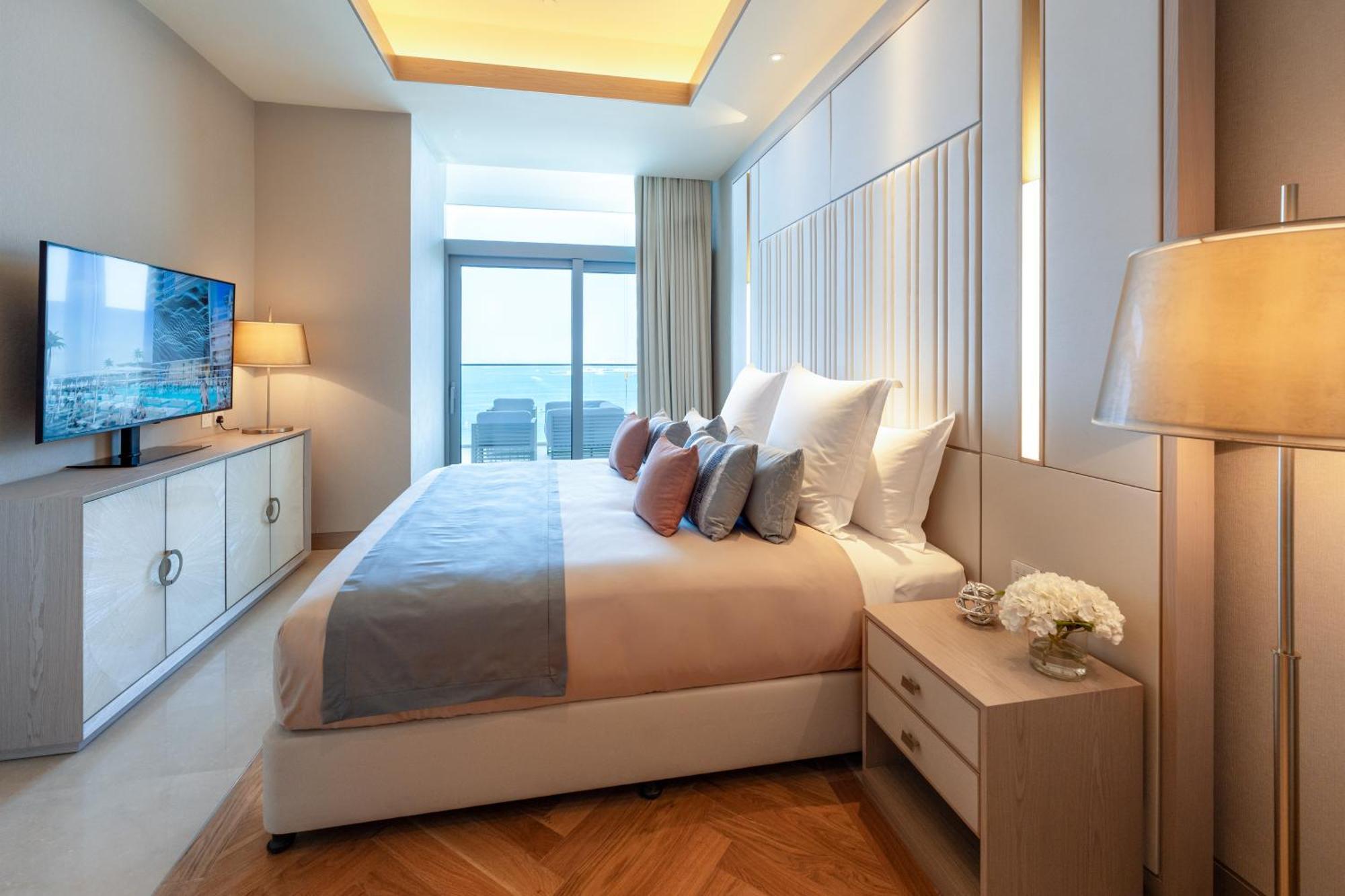Five Luxe Hotel ดูไบ ภายนอก รูปภาพ A bedroom at the hotel