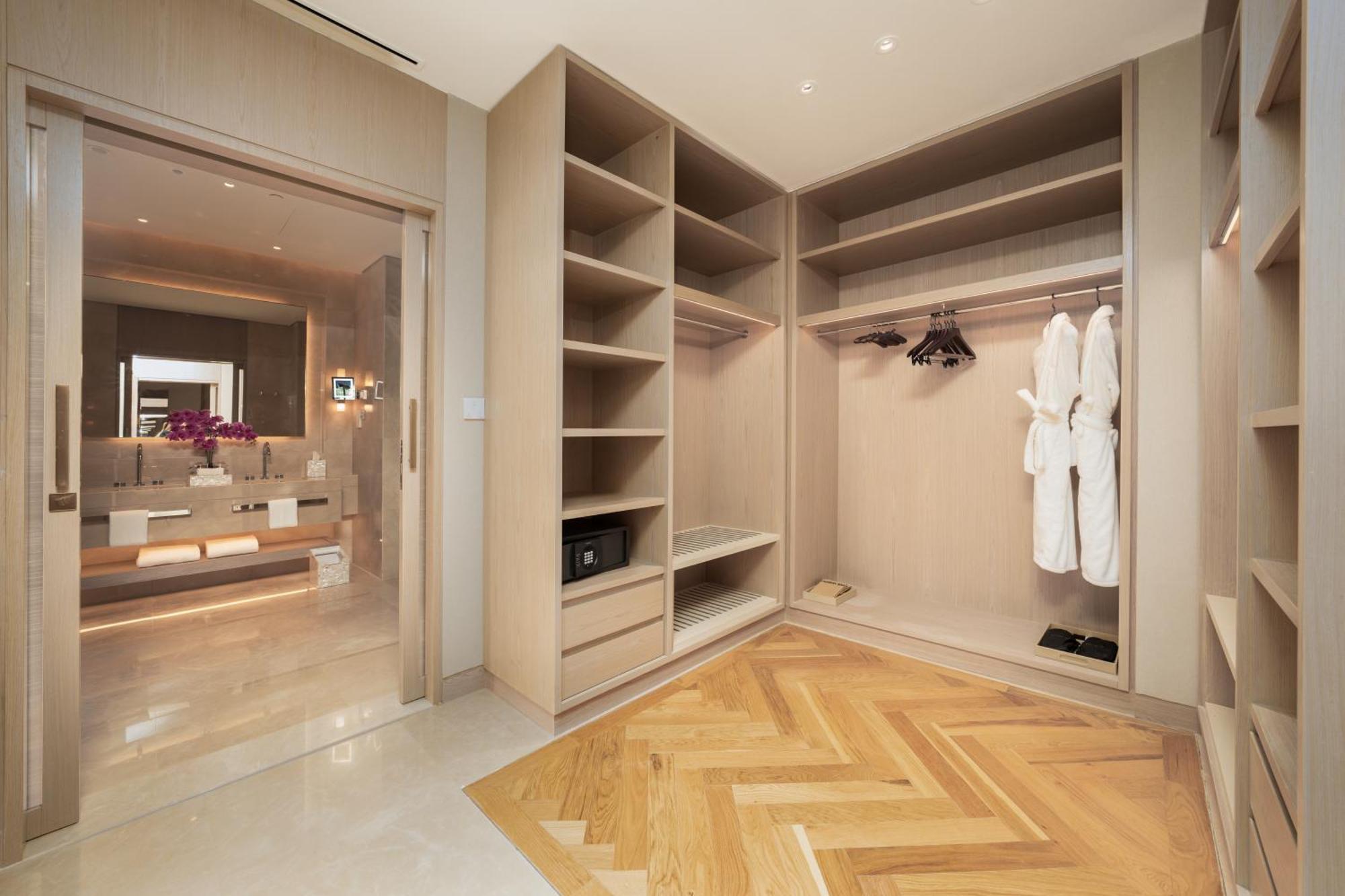 Five Luxe Hotel ดูไบ ภายนอก รูปภาพ A walk-in closet