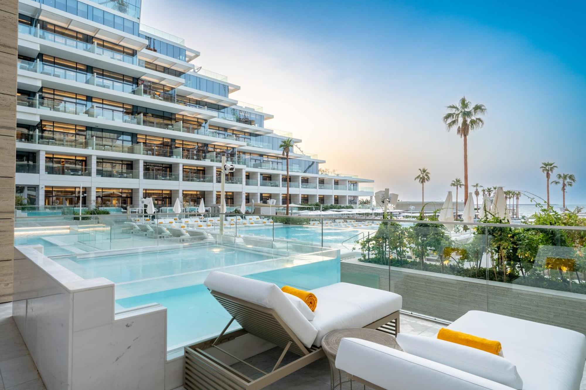 Five Luxe Hotel ดูไบ ภายนอก รูปภาพ The West Hollywood Hotel